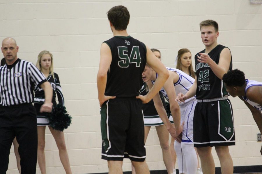 Hinter Schnelle talks to Brock Burning before a free throw.
