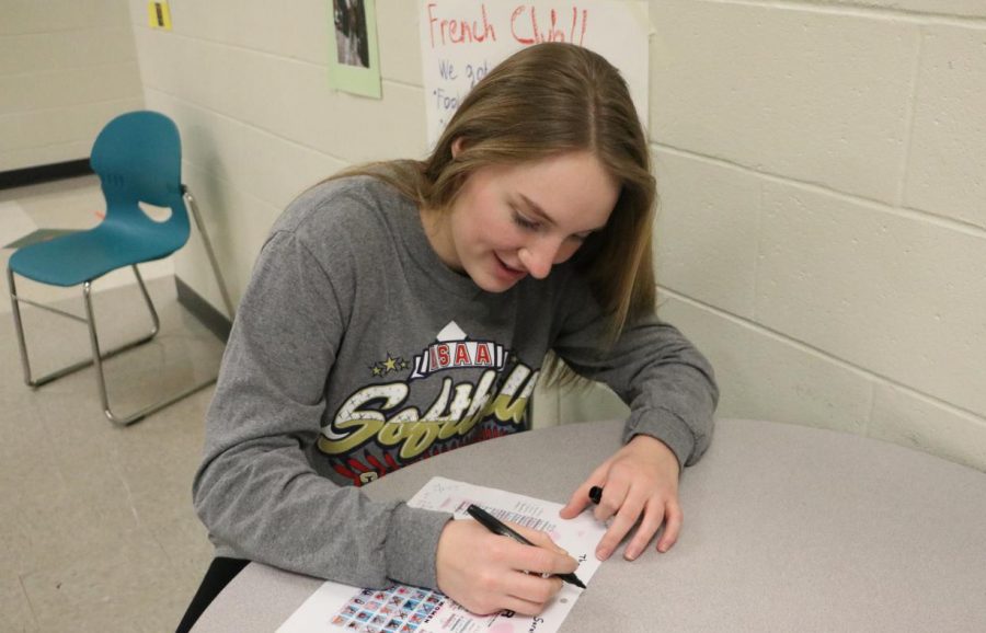 Senior Sarah Fueker works on her Bachelor Bracket during yearbook. Fueker is a huge fan of the show, and watches it every Monday night with her mom and sister. I love being able to spend quality time with them, Fueker said. Its our girls night. 