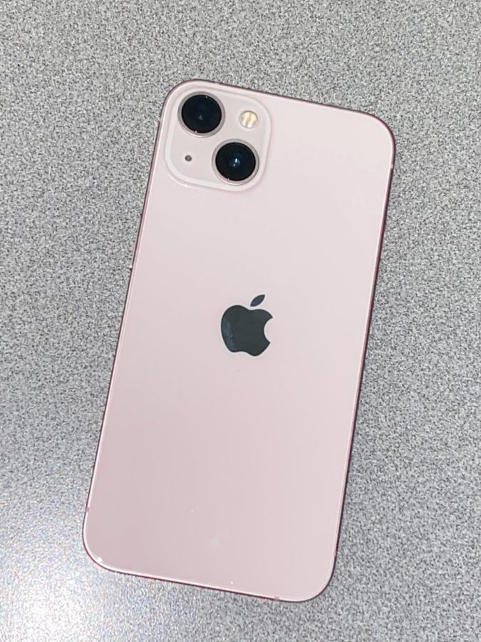 The iPhone 13 comes in five colors- red, starlight, midnight, blue, and pink. I got my phone in the color pink, and absolutely love the gorgeous pastel color.
