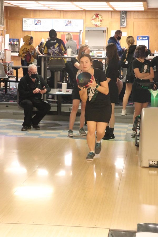 Stepping+down+the+lane%2C+junior+Jayci+Reimers+zones+in+and+prepares+to+release+the+ball+towards+the+pins.+Reimers+had+bowled+a+119+in+the+first+round+of+the+dual+against+Bellevue+West.+%E2%80%9CStarting+the+game+was+rough+for+me+but+my+teammates+picked+me+up+as+I+kept+going%2C%E2%80%9D+Reimers+said.+%E2%80%9CGoing+frame+after+frame%2C+they+always+had+my+back+and+in+the+end+I+did+better+and+started+to+bowl+like+myself.%E2%80%9D