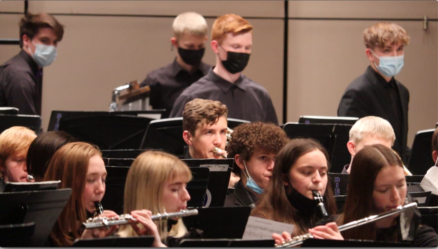 Members+of+the+wind+ensemble+perform+in+their+middle+school+recruitment+concert.+The+concert+gave+middle+school+musicians+the+opportunity+to+ask+questions+about+high+school+band+and+connect+with+high+school+band+members.+%E2%80%9CPlaying+with+the+middle+schoolers+was+an+amazing+experience%2C%E2%80%9D+senior+clarinetist+Courtney+Dice+said.+%E2%80%9CIt+gave+us+an+outlet+to+connect+with+the+eighth+graders+and+show+them+the+fun+opportunities+that+high+school+band+provides.+It+also+immersed+the+eighth+graders+into+our+band+family+which+allows+them+to+receive+positive+feedback+about+band+or+high+school+in+general.%E2%80%9D%0A