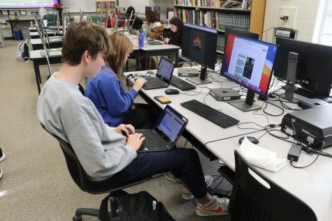 Left Nathan Buroker, Right Carley Bailey
In Advanced Journalism two Juniors are working on their story for the newspaper. “ I am currently working on a movie review on Black Panther Wakanda Forever,” junior Nathan Buroker said. “ I enjoyed writing this review because the movie was exceptional.
