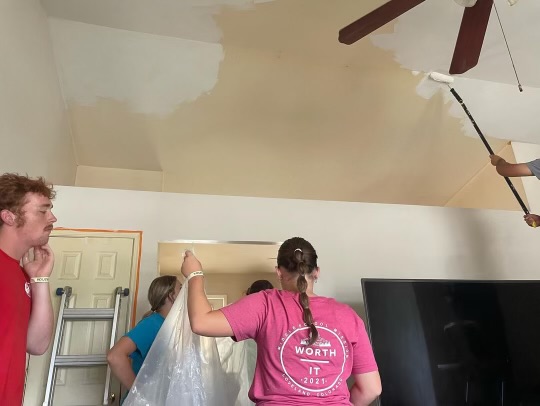 Painting a wall of a house, sophomore Jacquelyn Collette is helping her resident redo her house. She and a group of students from other states reconstructed and painted many walls to help her. “My favorite part about mission trips is getting to meet and interact with people that you may not have gotten to know,” Colette said. “I was on a crew with three people from Illinois, one from North Carolina, and one from Canada. It is so cool to see how different you are but you still have so many things in common. I still talk to the people from my trip and think it is amazing how strong of a connection we formed in one week.”