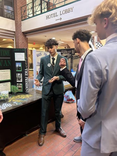 Campaigning to fellow DECA members, junior Marwan Alkhaleel communicates why he should earn a spot on the leadership team. “I can’t wait to bring my ideas to the state level and hopefully make a difference,” Alkhaleel said. “I want nothing more than to make a lasting impact during the year I have with this team.”