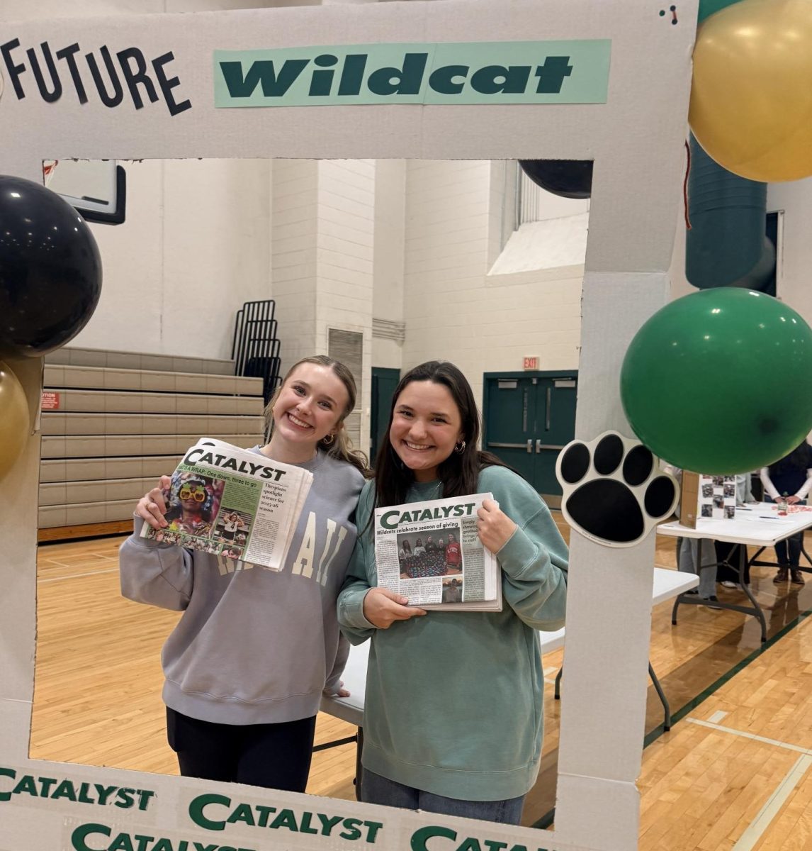 Juniors Natalie Fink and Lainey Rynolds recruit future journalists from the incoming class of 2030. 